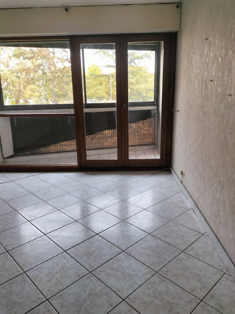 Pièce vidée après débarras de maison - les deblayeurs  